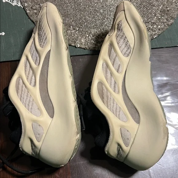 Adidas YEEZY 700 V3 Azael Black Mens Size 8 /Womens size 9 FW4980 - Picture 12 of 16